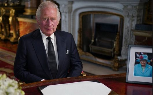 الملك تشارلز يتعهد بخدمة بريطانيا على غرار والدته