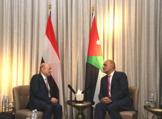 رئيس الوزراء يبحث مع رئيس مجلس القيادة الرئاسي اليمني العلاقات الثنائية وجهود تحقيق الاستقرار في اليمن