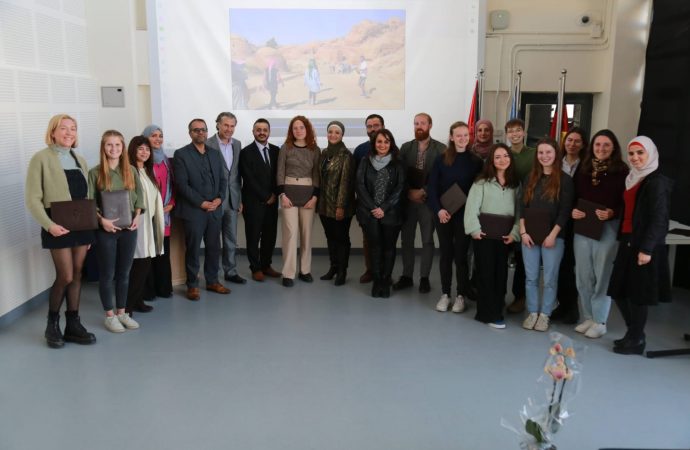 تخريج طلبة برنامج اللغة والثقافة العربية في الجامعة الألمانية الأردنية