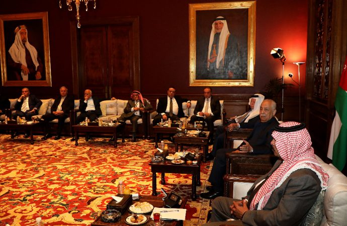 رئيس الديوان الملكي يلتقي وجهاء وممثلين عن مدينة الفحيص وتجمع لجان المرأة بالعقبة