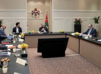 الملك يطلع على برنامج الحكومة لتنفيذ رؤية التحديث الاقتصادي في قطاعات الصناعة والعمل والسياحة