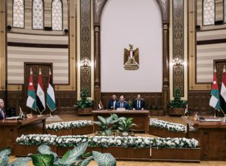 الملك والرئيسان المصري والفلسطيني يعقدون قمة ثلاثية بالقاهرة لبحث تطورات القضية الفلسطينية