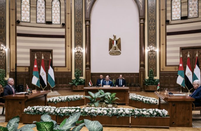 الملك والرئيسان المصري والفلسطيني يعقدون قمة ثلاثية بالقاهرة لبحث تطورات القضية الفلسطينية