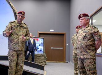 الملك يزور كتيبة التدخل السريع/91