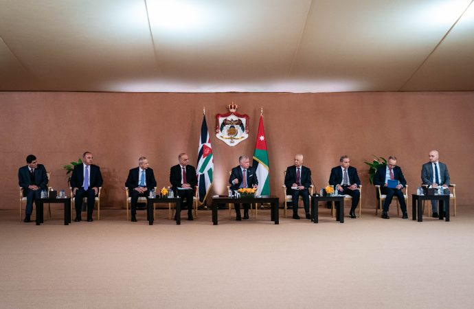 الملك: مجالس المحافظات والبلديات مفتاح أي تطوير في بلدنا