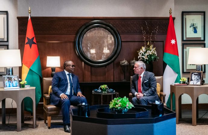 الملك يلتقي رئيس غينيا بيساو في قصر الحسينية
