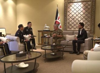 الملك يستقبل رئيس هيئة الأركان المشتركة لقوات الدفاع الذاتي الياباني
