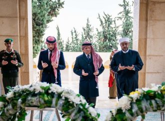 الملك وولي العهد يزوران ضريح الملك الحسين
