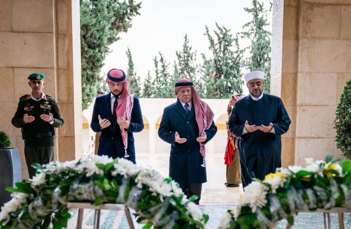 الملك وولي العهد يزوران ضريح الملك الحسين