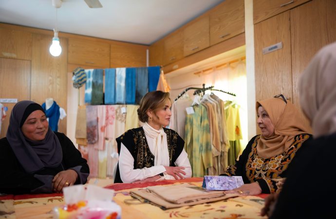 الملكة رانيا العبدالله تلتقي سيدات في غور الصافي وتطلع على مشاريعهن الانتاجية