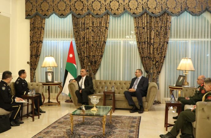 رئيس الوزراء يلتقي رئيس هيئة الأركان المشتركة لقوات الدفاع الذاتي الياباني