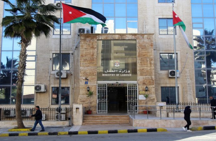 العمل توضح حول تأخير دوام الموظفين في القطاع الخاص ليوم غد
