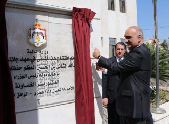 رئيس الوزراء يشيد بجهود وزارة الماليَّة ودوائرها في الحفاظ على الاستقرار المالي