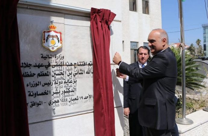 رئيس الوزراء يشيد بجهود وزارة الماليَّة ودوائرها في الحفاظ على الاستقرار المالي