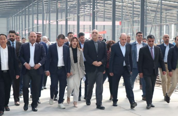رئيس الوزراء يتفقد مؤسسات خدمية ومشاريع تنموية في محافظة الكرك