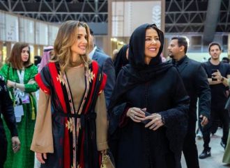 الملكة رانيا العبد الله تشارك في افتتاح معرض بساط الريح في جدة