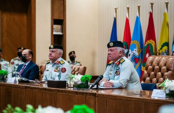 الملك يزور القيادة العامة للقوات المسلحة في ذكرى تعريب قيادة الجيش