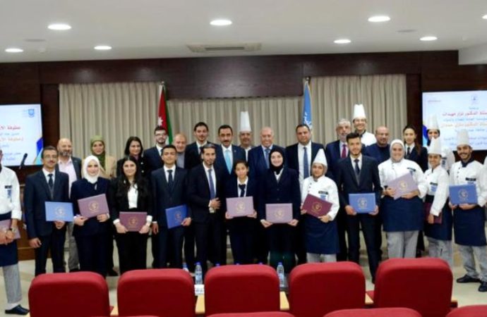 أ.د.مهيدات يرعى حفل توزيع شهادات صحة وسلامة الأغذية لطلبة ” فنون الطهي والضيافة ” في عمان الأهلية