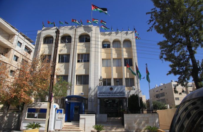 الأوقاف:  20 دقيقة بين اذان الفجر والاقامة والتروايح 20 ركعة لمن اراد