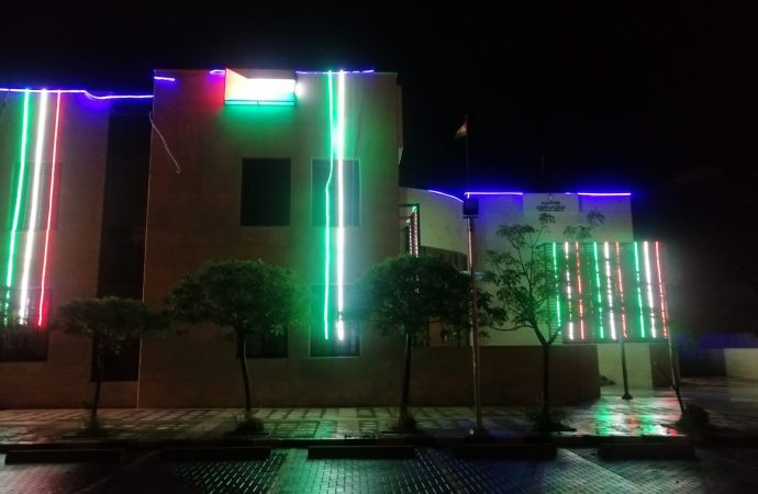 مبنى متصرفية لواء الجامعه يتزين بألوان العلم احتفاءا باليوم الوطني للعلم الاردني