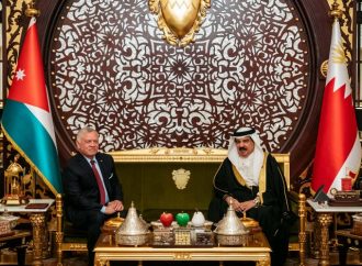 الملك يعقد لقاء مع العاهل البحريني