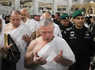 الملك يؤدي مناسك العمرة