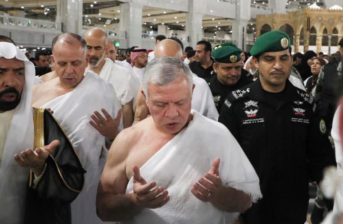 الملك يؤدي مناسك العمرة