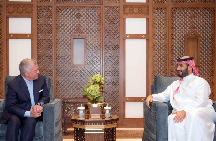 الملك وولي العهد السعودي يعقدان لقاء في جدة