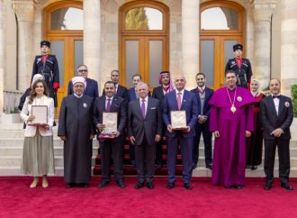 الملك ينعم بأوسمة على مؤسسات وشخصيات وطنية بعيد الاستقلال الـ 77