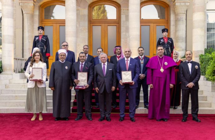 الملك ينعم بأوسمة على مؤسسات وشخصيات وطنية بعيد الاستقلال الـ 77