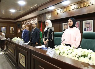 الكاتبة جنان رزمك توقع كتابها “ربع قرن” في المكتبة الوطنية