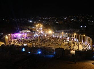 الساحة الرئيسية في “مهرجان جرش”.. قمر ينير عتمة التاريخ بنور الحاضر