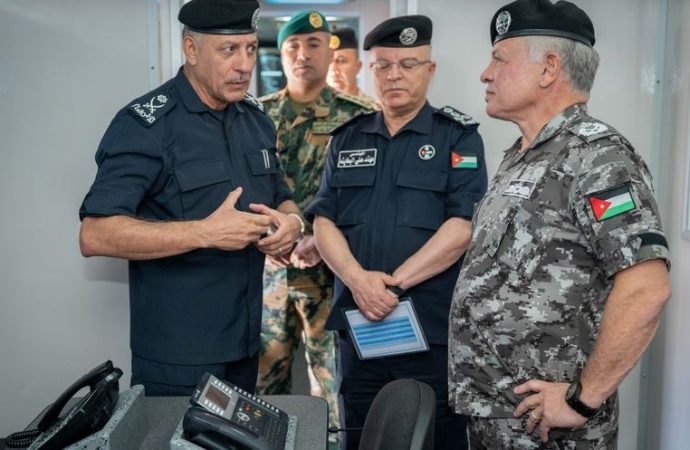 الملك يزور قيادة قوات الدرك