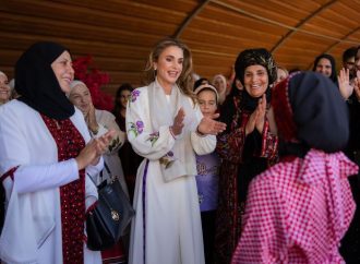 الملكة رانيا العبدالله تزور مطبخ السيدة فريال في قرية حَور وتلتقي عدد من سيدات القرية