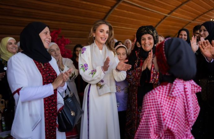 الملكة رانيا العبدالله تزور مطبخ السيدة فريال في قرية حَور وتلتقي عدد من سيدات القرية