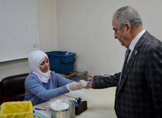 رئيس جامعة عمان الأهلية يفتتح حملة للتبرع بالدم لأهالي قطاع غزة