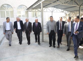 معالي رئيس الديوان الملكي الهاشمي، يوسف حسن العيسوي، رئيس لجنة متابعة تنفيذ مبادرات جلالة الملك، يتفقد بحضور معالي وزير التربية والتعليم والتعليم
