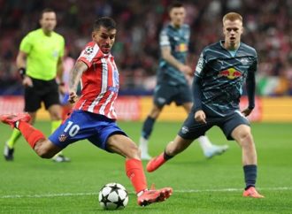أتلتيكو مدريد يحقق فوزا مثيرا على لايبزيج في دوري أبطال أوروبا