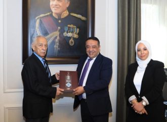 إصدار جديد للبريد: طوابع توثق مسيرة 25 عاما لتولي الملك سلطاته الدستورية.