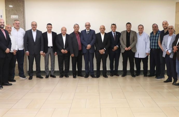 تأجيل موعد البدء بتطبيق اغلاق المحلات التجارية في عدد من القطاعات التجارية .