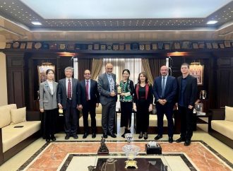 عمان الأهلية تستضيف وفداً صينياً لتعزيز التعاون المهني والثقافي