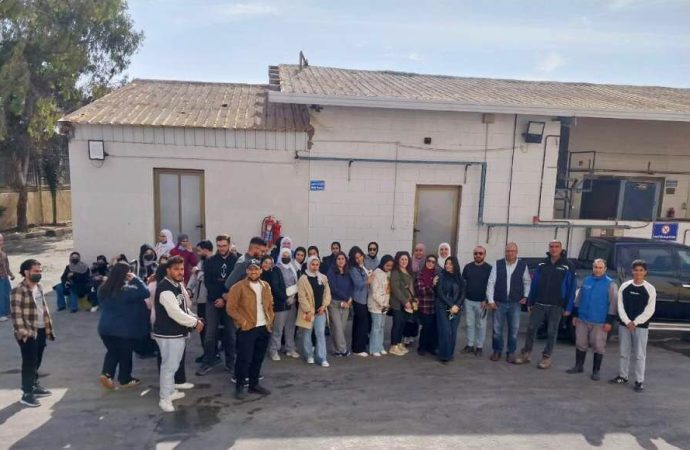 طلبة التكنولوجيا الزراعية في عمان الاهلية يزورون مزرعة الحوراني لتربية الأبقار