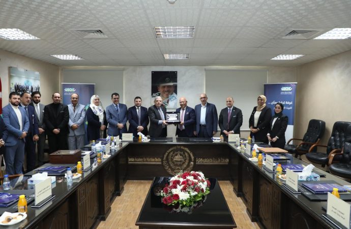 مذكرة تفاهم لتعزيز التعاون بين تجارة عمان والأكاديمية الأردنية للدراسات البحرية