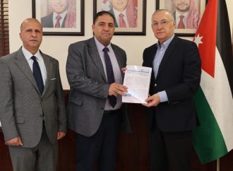 . مهند حجازي يتسلّم دراسة من “عمّان الأهلية” حول تجريم الفساد في القطاع الخاص