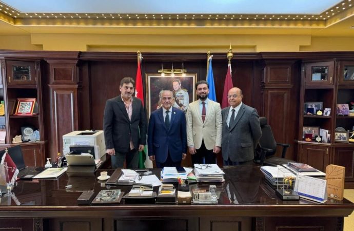 وفد من كلية التربية الرياضية بجامعة الأنبار يزورعمان الأهلية