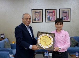 التربية تكرم الطالب السعافنة من مدارس الجامعة الأولى على بحثه العلمي الدولي في فيزياء الجزيئات