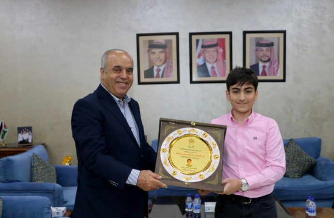 التربية تكرم الطالب السعافنة من مدارس الجامعة الأولى على بحثه العلمي الدولي في فيزياء الجزيئات