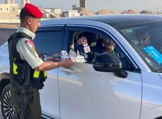 الشرطة العسكرية الملكية توزّع الأعلام ضمن الاحتفالات بعيد الاستقلال