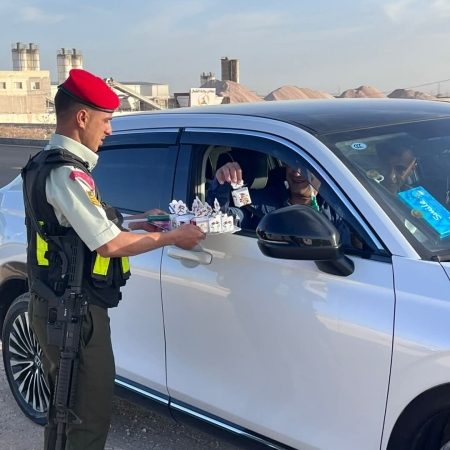 الشرطة العسكرية الملكية توزّع الأعلام ضمن الاحتفالات بعيد الاستقلال
