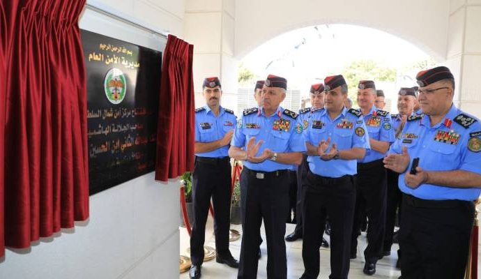 مدير الأمن العام يفتتح مركز أمن شمال السلط وسرية درك غرب معان (صور)